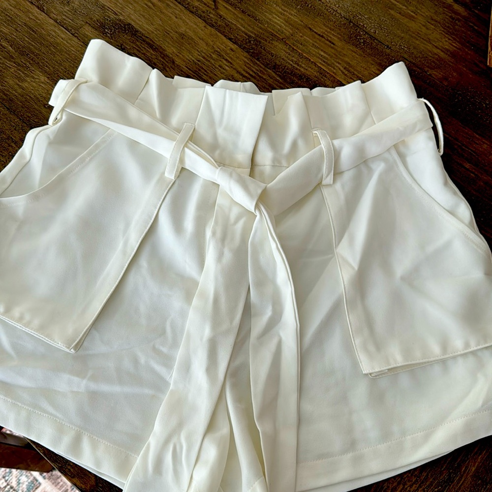 TCEC cream/off white short